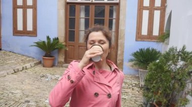 Gülümseyen güzel kadın kahve şehir