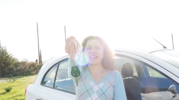 그녀의 새 차를 운전 하는 차 키를 들고 행복 한 젊은 여자 드라이버 — 비디오