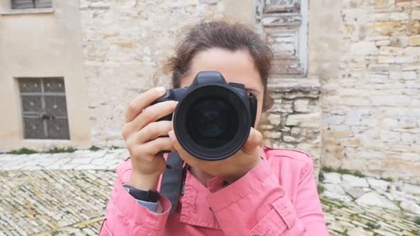 Jonge vrouw fotograaf met camera — Stockvideo