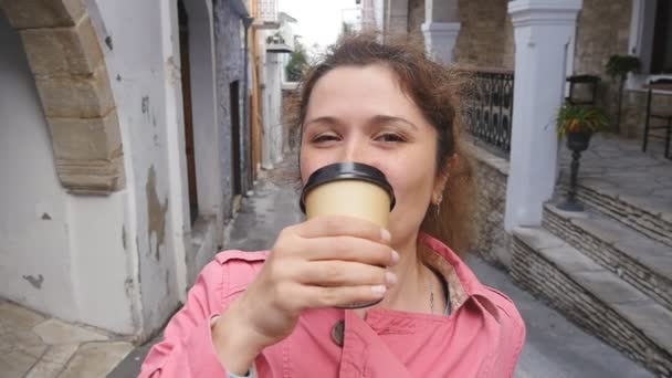 Sonriente hermosa mujer beber café en la ciudad — Vídeos de Stock