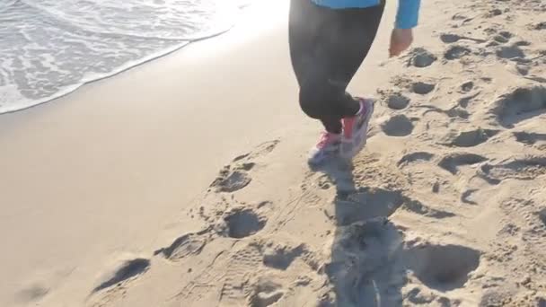 Das Mädchen rennt an den Strand — Stockvideo