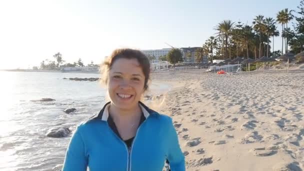 Sportif fitness kadın plajda — Stok video