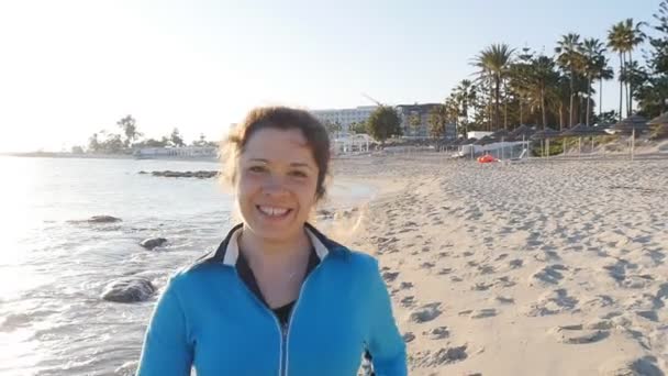 Sportieve fitness vrouw op strand — Stockvideo