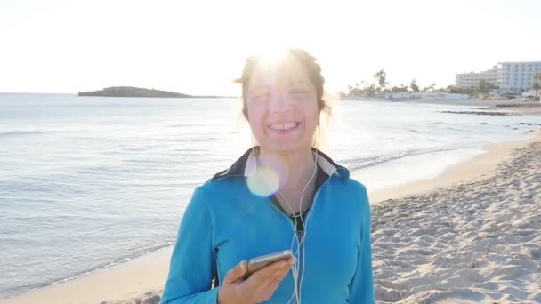 Sportif fitness kadın plajda — Stok video
