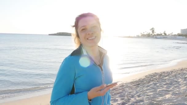 Спортивна фітнес-леді на пляжі — стокове відео