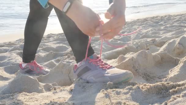 Femme sport fitness coureur se préparer pour le jogging en plein air — Video