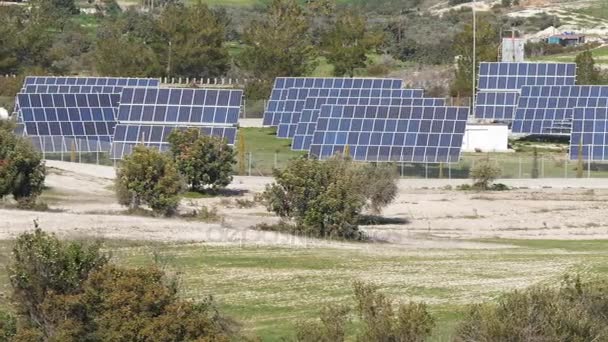Ηλιακή αγρόκτημα πάνελ πράσινης ενέργειας έννοια — Αρχείο Βίντεο