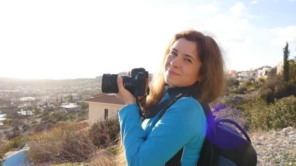 Fotógrafo de viajes tomando fotos — Vídeos de Stock