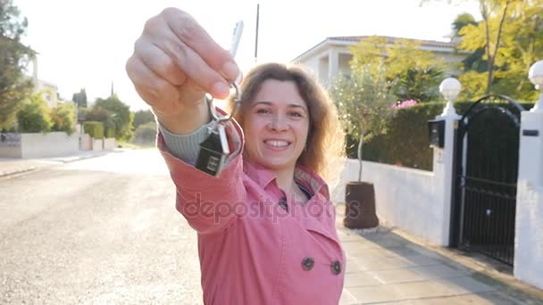 Kvinna som håller hus nyckel — Stockvideo