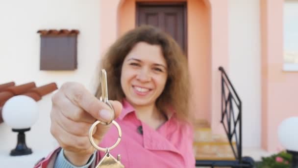 Γυναίκα που κρατά το κλειδί του σπιτιού — Αρχείο Βίντεο
