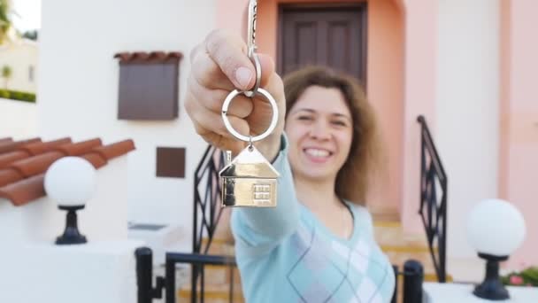 Mujer sosteniendo llave de casa — Vídeo de stock