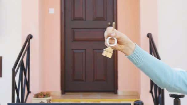 Mujer sosteniendo llave de casa — Vídeo de stock