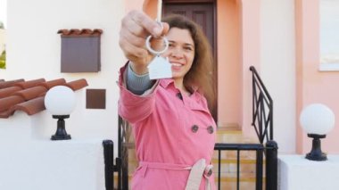 Elinde yeni ev için anahtar