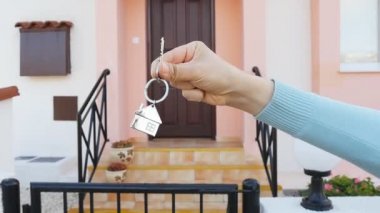 Elinde yeni ev için anahtar