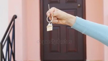 Elinde yeni ev için anahtar