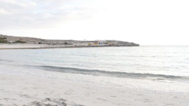 Sunset 'te Sahilde Koşan Kadın