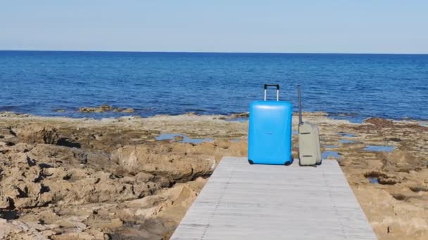 Valises sur la jetée près de la mer — Video