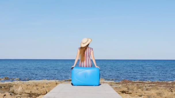Женщина с чемоданом на пляже — стоковое видео