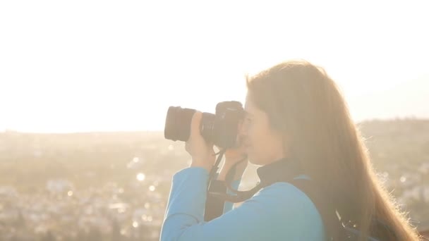 Fotógrafo tomando fotos al aire libre — Vídeo de stock