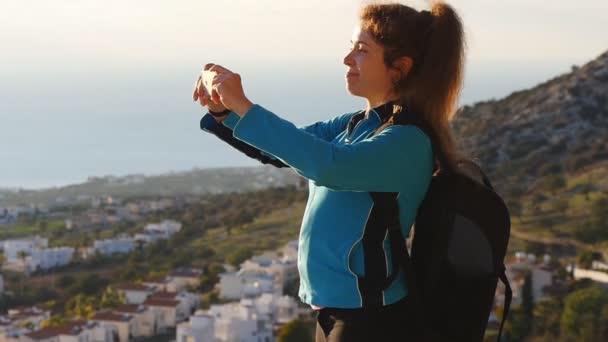 Een vrouw is het nemen van foto's op de telefoon. Travel concept — Stockvideo