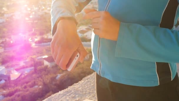 Mujer fitness mirando smartwatch al aire libre — Vídeos de Stock