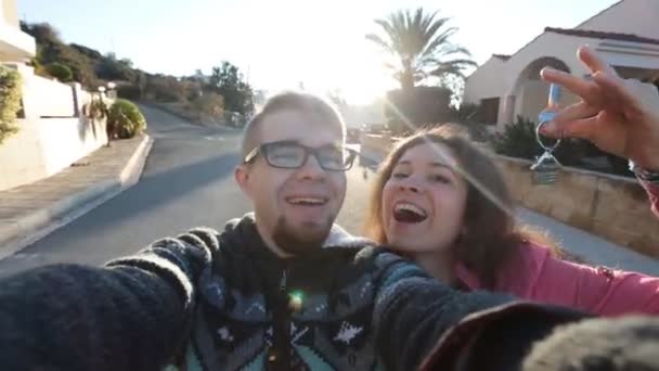 Couple heureux montrant les clés de leur nouvelle maison — Video