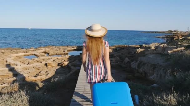 Mujer joven viajero caminando en muelle de madera — Vídeos de Stock