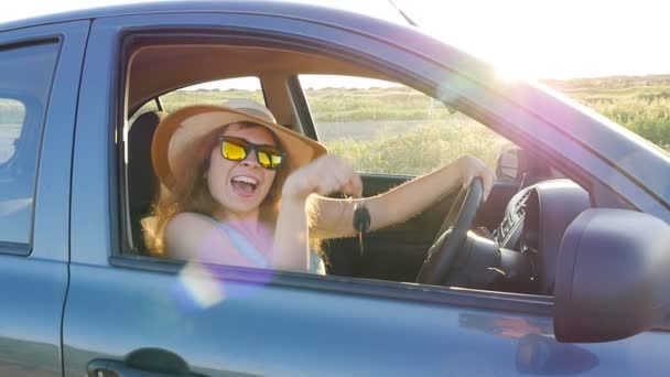 Frau zeigt lächelnd neue Autoschlüssel — Stockvideo