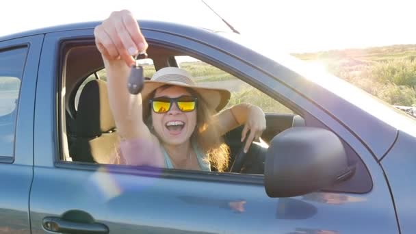 Женщина улыбается показывая новые ключи от машины — стоковое видео