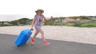 Mutlu traveler kadın çanta ile çalışan