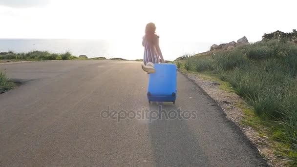 Mujer viajera feliz corriendo con la maleta — Vídeos de Stock