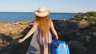 Mutlu kadın çanta ile çalışan Tatil