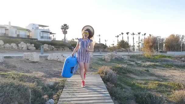 Happy Woman on vacation running with suitcase — Stock Video