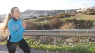 Çalışan genç fitness kadın runner