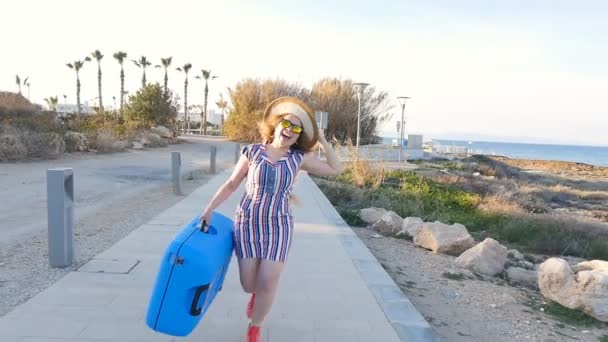 Šťastná žena na dovolené s kufrem — Stock video