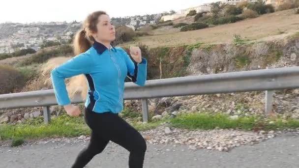 Νέοι γυμναστήριο γυναίκα δρομέας τρέχει — Αρχείο Βίντεο