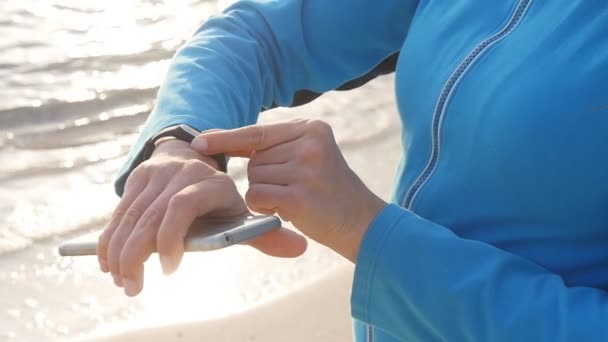 Meisje loper met fitness tracker — Stockvideo