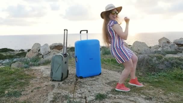Boldog, fiatal nő, a nyaralás — Stock videók
