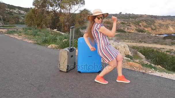 Glückliche junge Frau im Urlaub — Stockvideo
