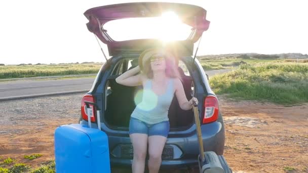 Jeune femme assise à l'arrière de la voiture souriant. Je me prépare à partir. — Video