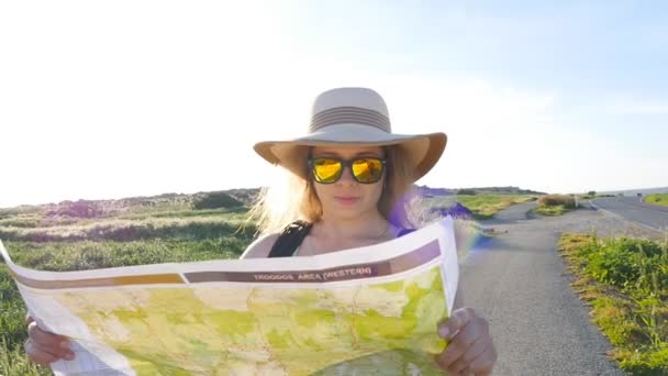 Mujer turista leer el mapa . — Vídeos de Stock