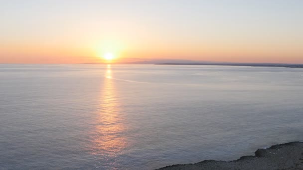 Όμορφη θέα στη θάλασσα στο ηλιοβασίλεμα — Αρχείο Βίντεο