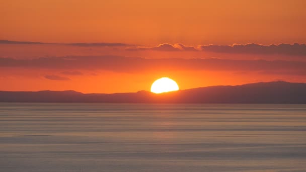 Die Sonne geht im Meer unter. Zeitraffer — Stockvideo