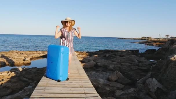 Mujer joven feliz de vacaciones con una maleta — Vídeos de Stock