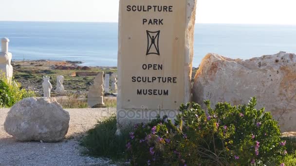 Larnaca, Cypern, 17 februari: Skulpturpark i Ayia Napa, Cypern, 17 februari 2017 — Stockvideo