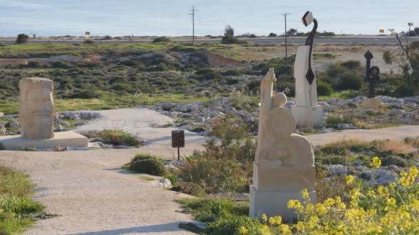 Larnaca, Cyprus, 17 februari: Sculpture Park in Ayia Napa, Cyprus, 17 februari 2017 — Stockvideo