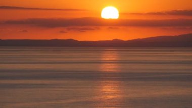 Denizin üzerinde güzel bir gün batımı