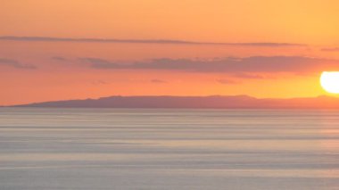 Denizin üzerinde güzel bir gün batımı