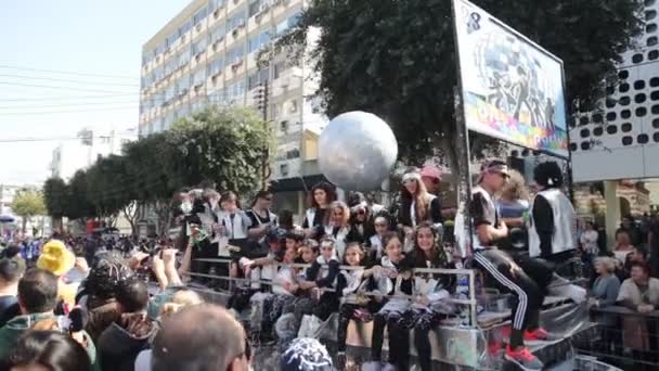 LIMASSOL, CHIPRE - 26 DE FEBRERO: Gran desfile de carnaval, 26 de febrero de 2017 en Limassol, Chipre — Vídeo de stock