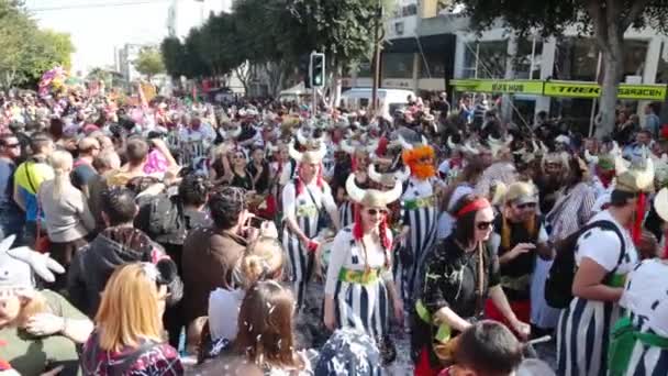 LIMASSOL, CYPRUS - FEVEREIRO 26: Grande parada de carnaval, 26 de fevereiro de 2017 em Limassol, Chipre — Vídeo de Stock